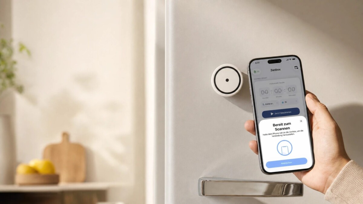 Zenbox Digital Detox NFC-Puck an der Kühlschranktür, Smartphone beim Scannen
