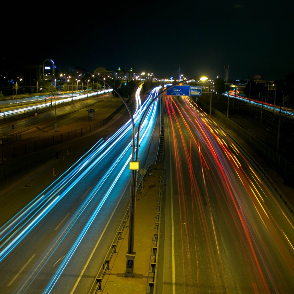 Autobahn bei Nacht mit langen Lichtspuren