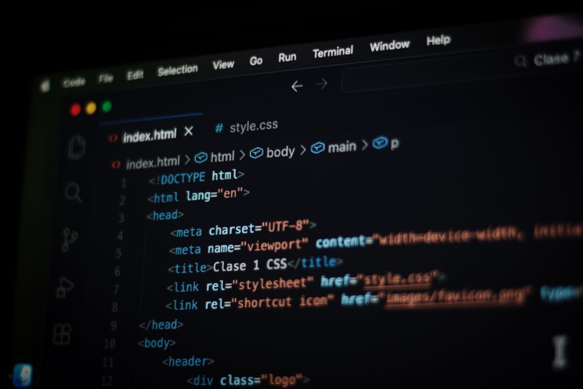 HTML-Quellcode auf einem dunklen Computerbildschirm