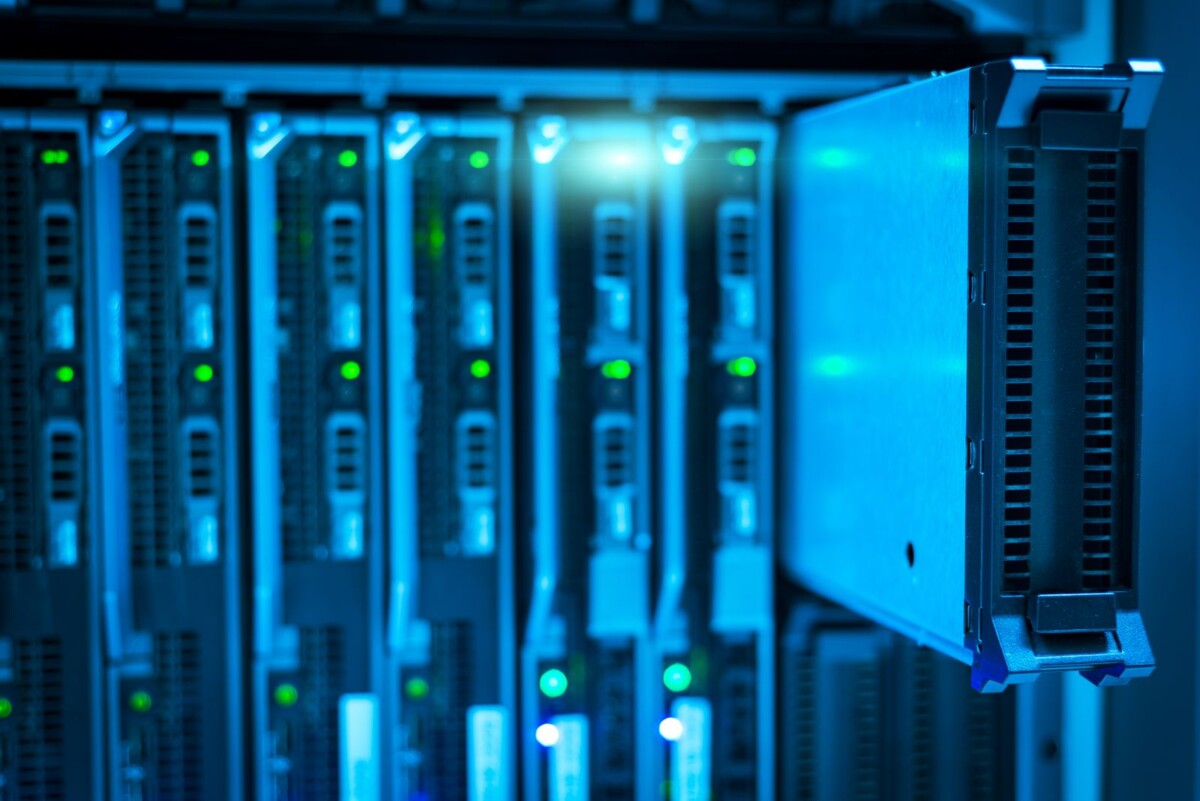 Nahaufnahme blau beleuchteter Server in einem Rechenzentrum