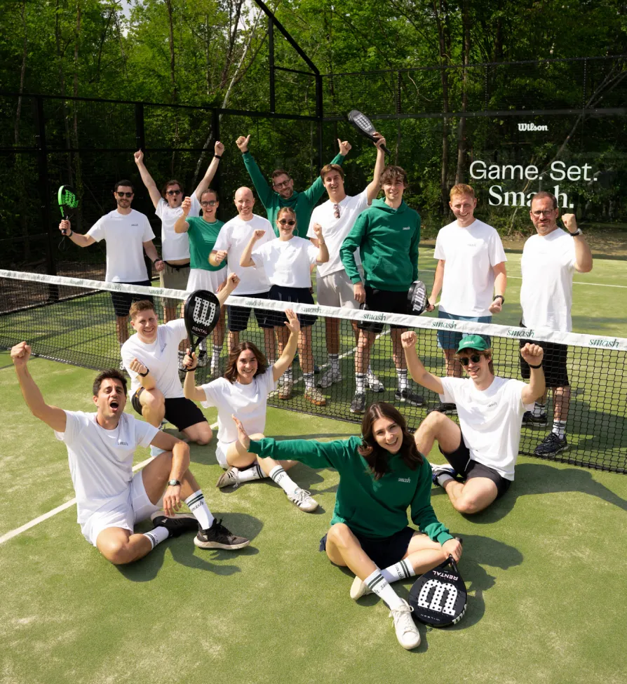Gruppe von Spielern nach einem Match auf einem smash-Padel-Court