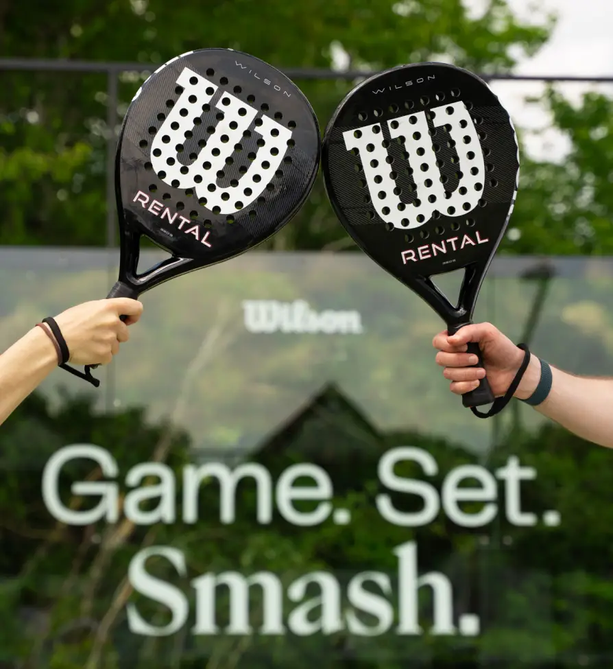 Zwei Spieler bei einem Padel-Match auf einem smash-Court
