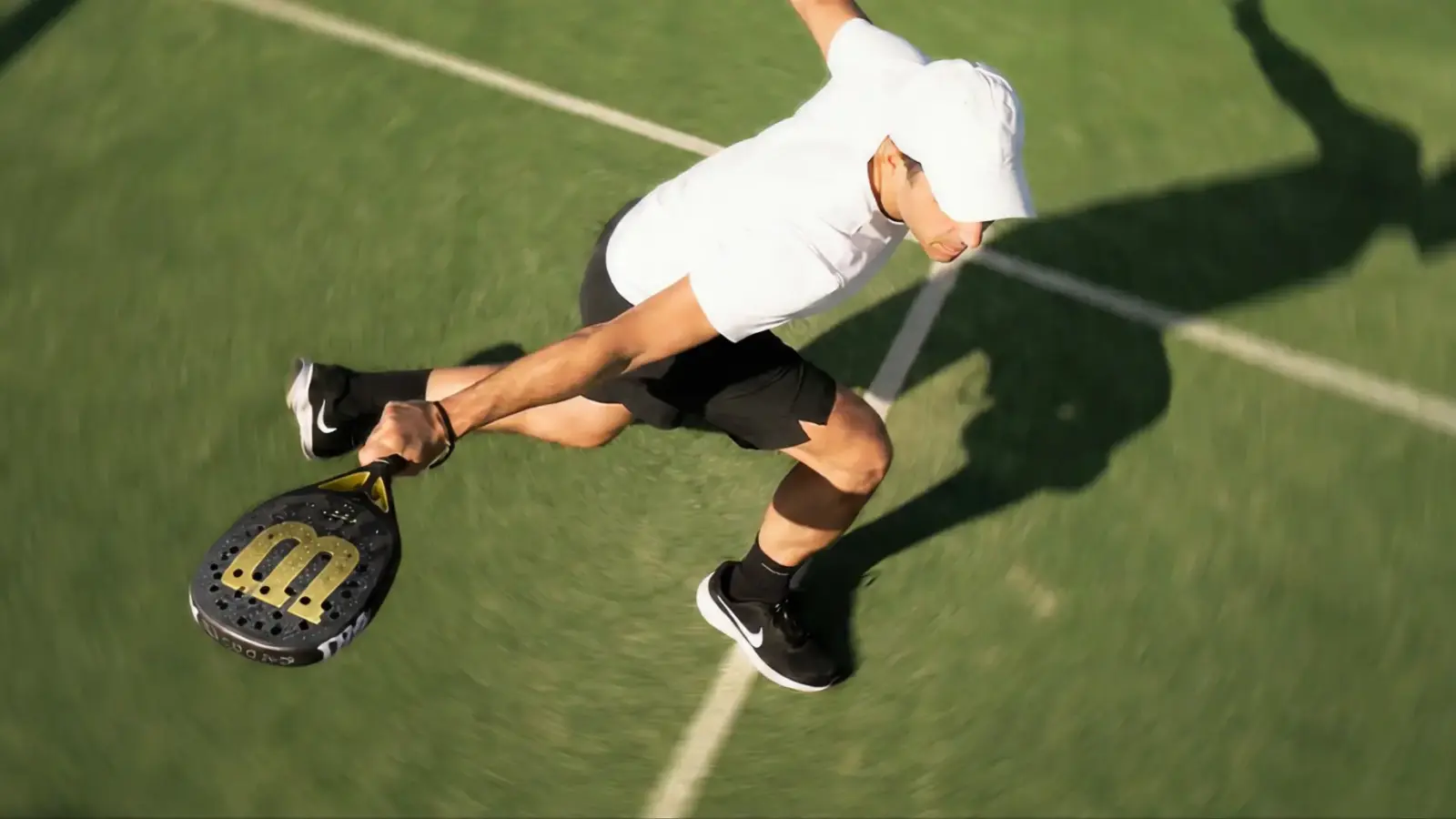 Spieler beim Aufschlag auf einem Padel-Court von smash in Österreich