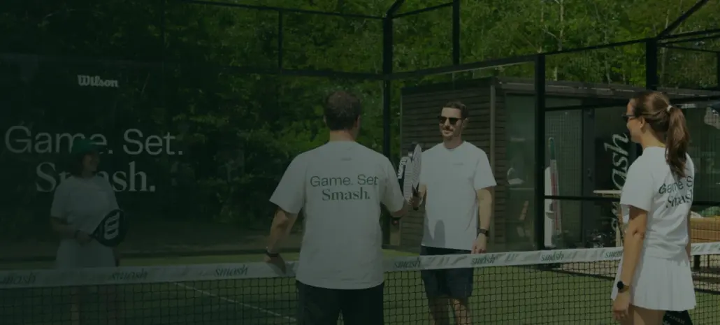 Gruppe beim Padel-Spiel auf einem smash-Court in Niederösterreich