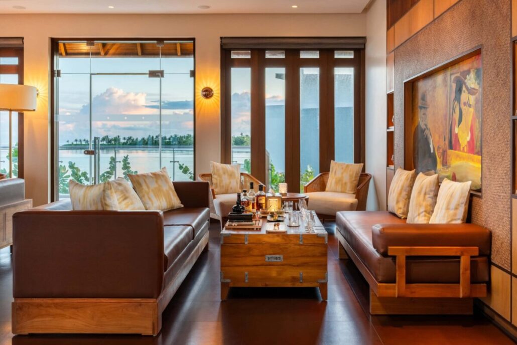 Cigar Lounge im Kuda Villingili Resort auf den Malediven mit Leder und Holz