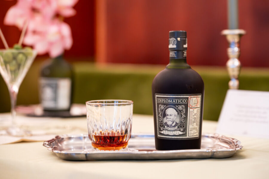 Rum, mit Blüte serviert