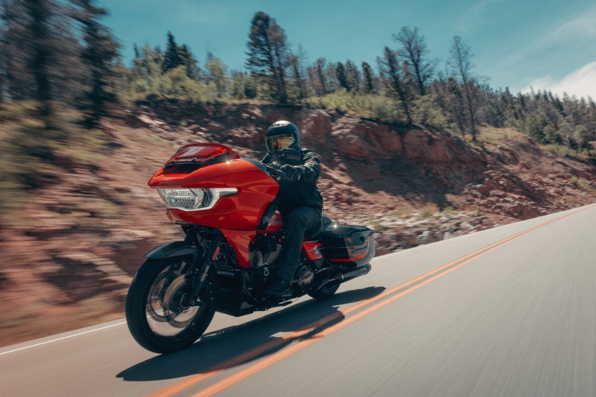 Harley-Davidson CVO Road Glide ST in Fahrt auf einer Bergstraße