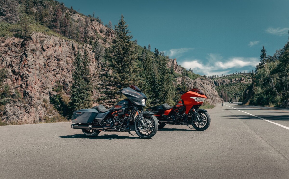 Zwei Harley-Davidson Touring-Motorräder, darunter die CVO Road Glide ST, vor einer Felslandschaft