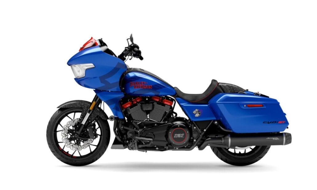 Ein blaues Harley-Davidson CVO Road Glide ST Motorrad im Profil vor weißem Hintergrund.