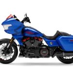 Ein blaues Harley-Davidson CVO Road Glide ST Motorrad im Profil vor weißem Hintergrund.