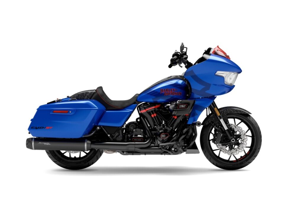 Zu sehen ist ein blaues Harley-Davidson-Motorrad mit dem Schriftzug CVO ST in der Seitenansicht von rechts vor weißem Studiohintergrund.