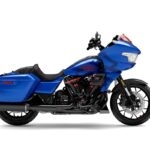 Zu sehen ist ein blaues Harley-Davidson-Motorrad mit dem Schriftzug CVO ST in der Seitenansicht von rechts vor weißem Studiohintergrund.