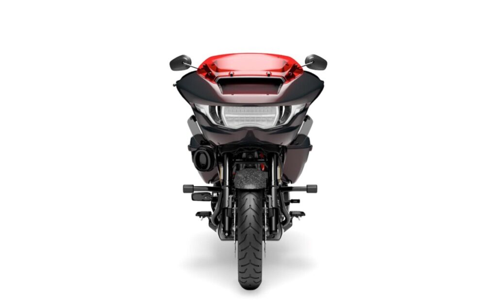Zu sehen ist ein schwarz-rotes Motorrad in der Frontalansicht vor weißem Hintergrund.