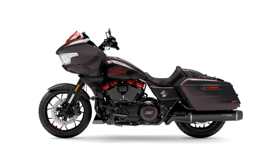 Ein dunkles Harley-Davidson Motorrad in Seitenansicht vor weißem Hintergrund.