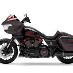 Ein dunkles Harley-Davidson Motorrad in Seitenansicht vor weißem Hintergrund.