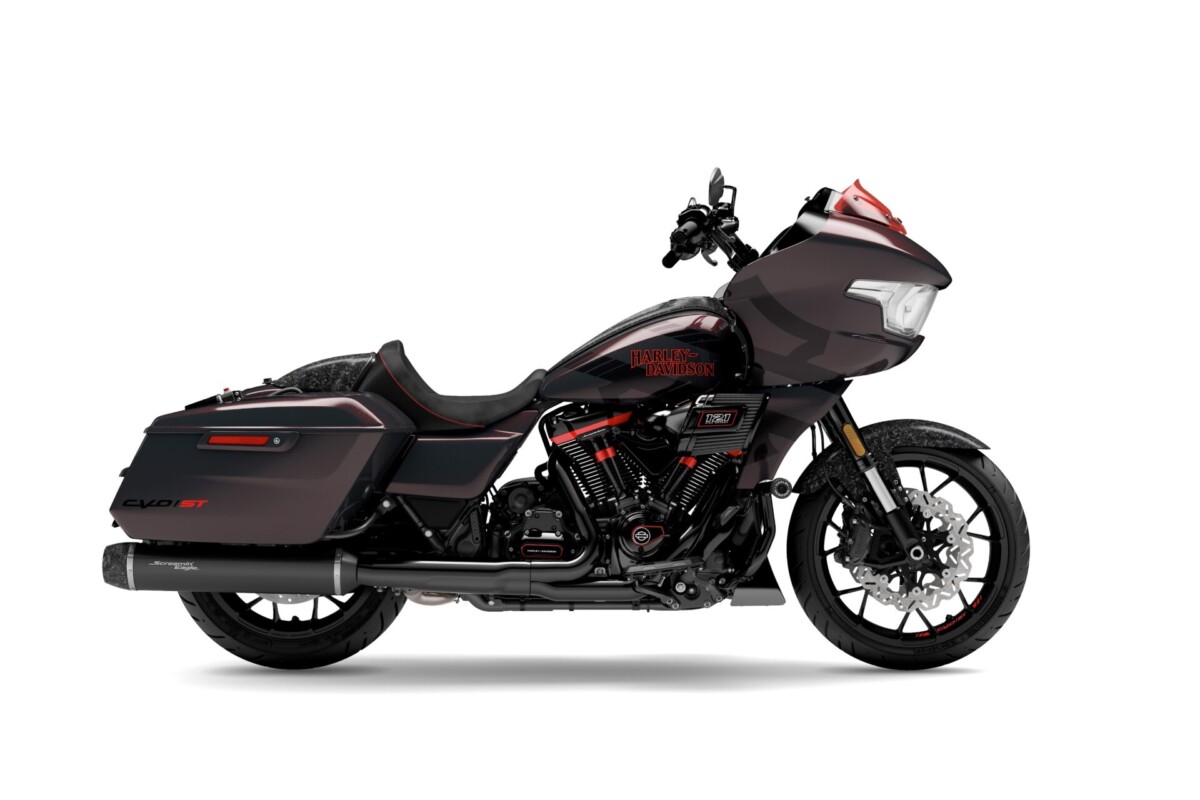 Ein dunkelgraues Harley-Davidson CVO Road Glide ST Motorrad in Seitenansicht vor weißem Hintergrund.