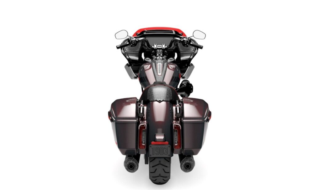 Ein dunkelrotes Motorrad mit Seitenkoffern in Heckansicht vor neutralem weißem Hintergrund.