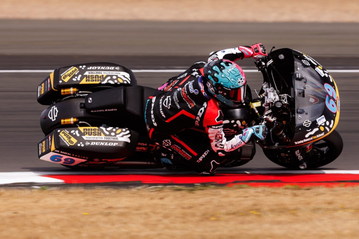 Bagger-Rennmotorrad mit Kofferaufbauten in extremer Schräglage, Bagger World Cup