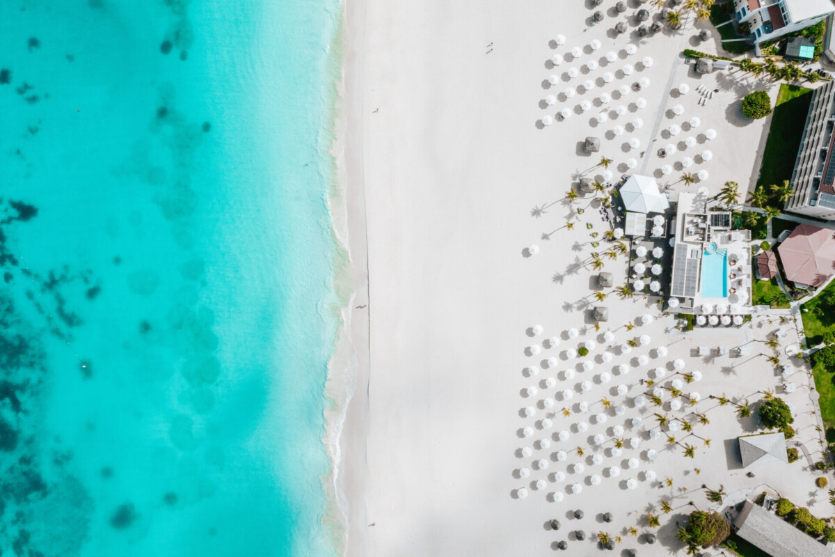 Bucuti & Tara Beach Resort am Eagle Beach auf Aruba aus der Luft