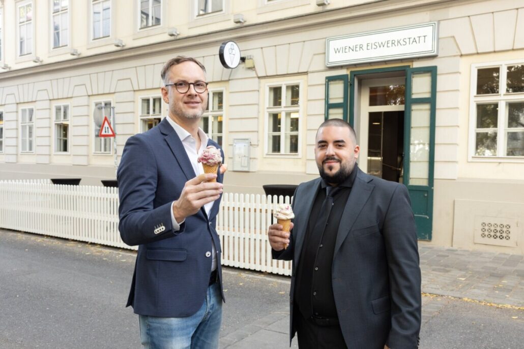 Raimund Saam und Miloš Zivojinović mit Eiskugel vor der Wiener Eiswerkstatt in der Andreasgasse
