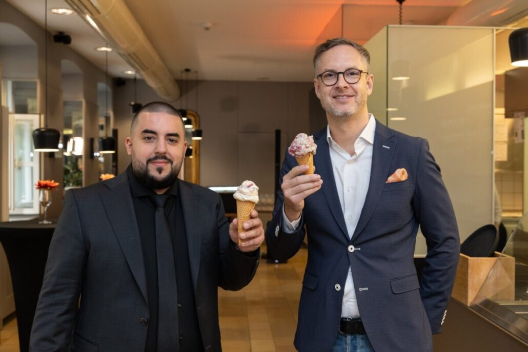 Zwei Eiswerkstatt-Gründer halten Eiswaffeln in die Kamera