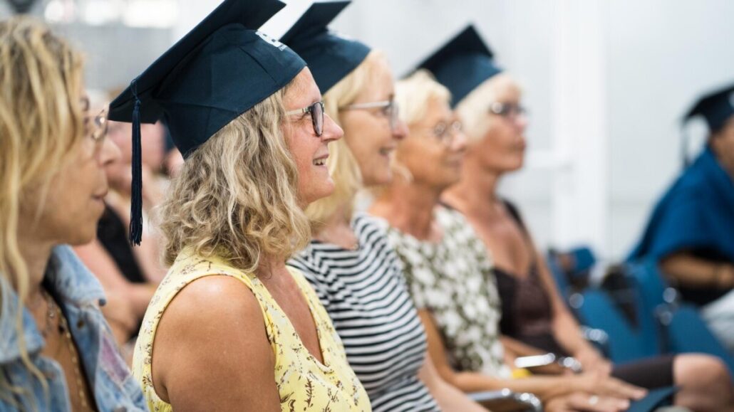 Senior:innen mit Doktorhüten bei einer EF Sprachreise: Bildungsreisen gegen Einsamkeit in Österreich