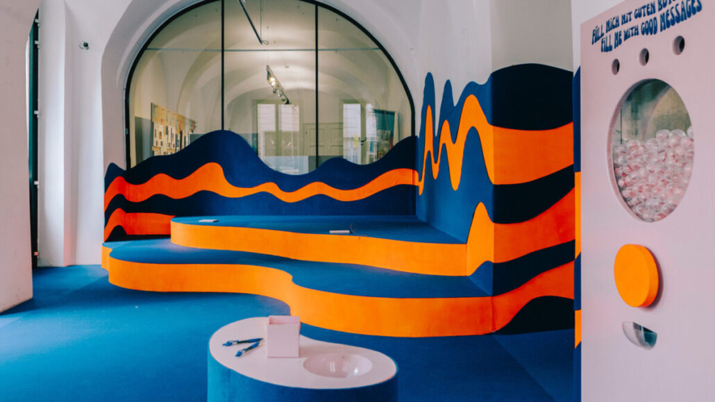Sitzlandschaft in Blau und Orange im Graz Museum