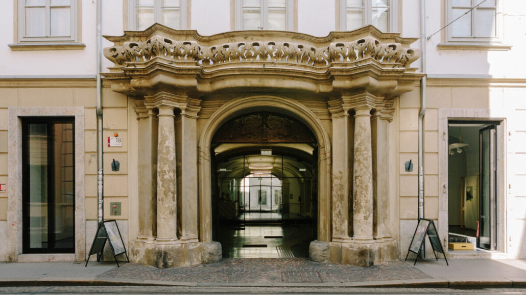 Steinerner Torbogen am Eingang des Graz Museum in der Sackstraße