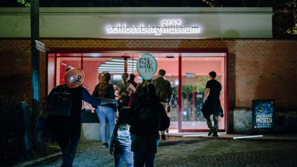 Besucher betreten das Graz Museum Schlossberg bei der Langen Nacht