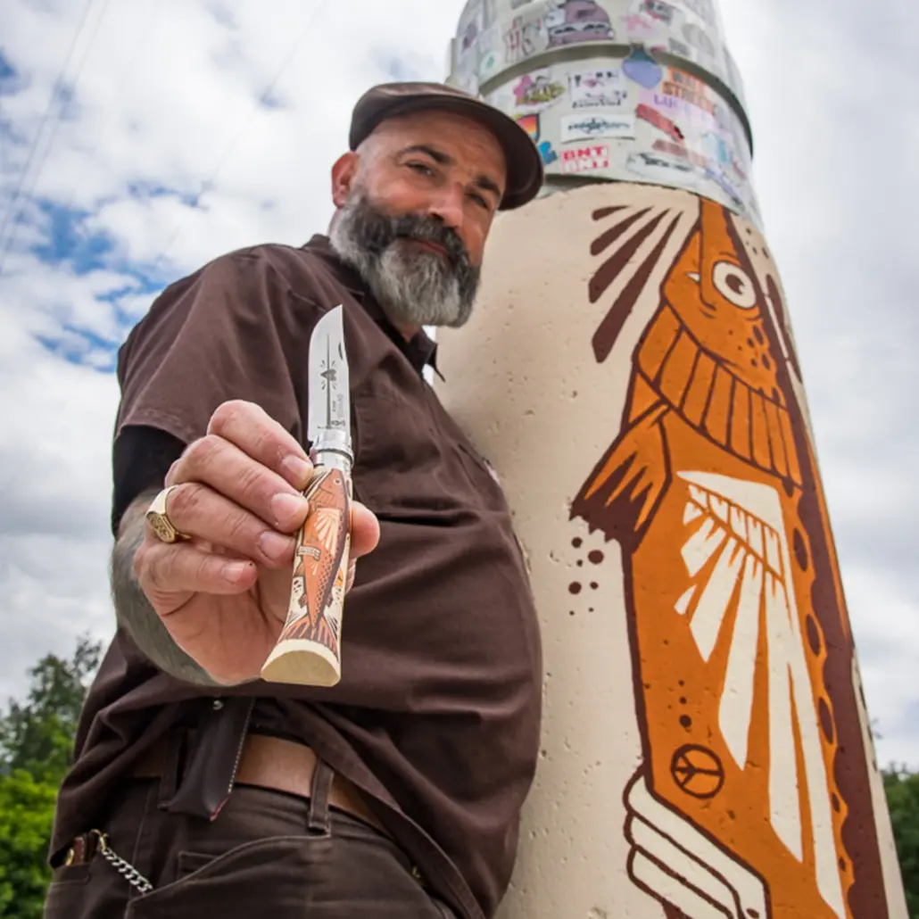 Jeremy Fish zeigt das Opinel Swordfisherman vor dem bemalten Opinel Volcano