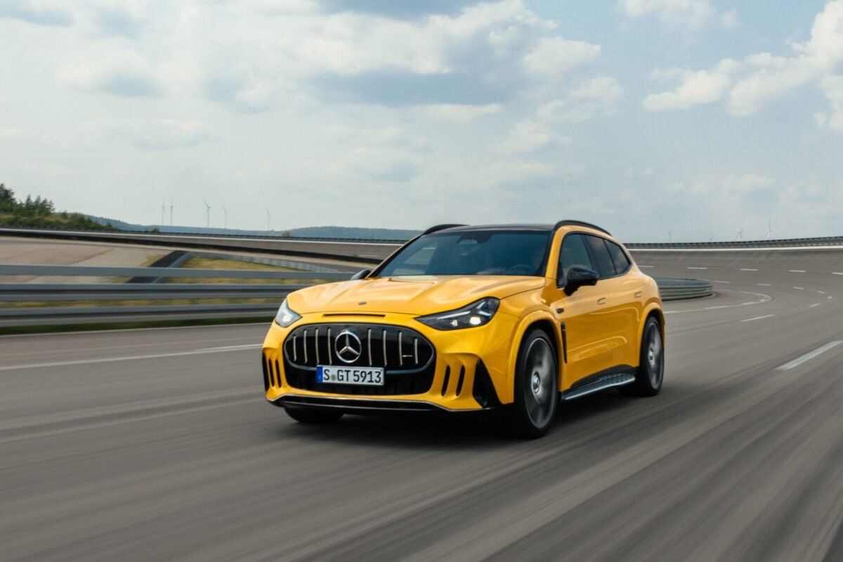 Gelber Mercedes-AMG GT SUV auf der Teststrecke