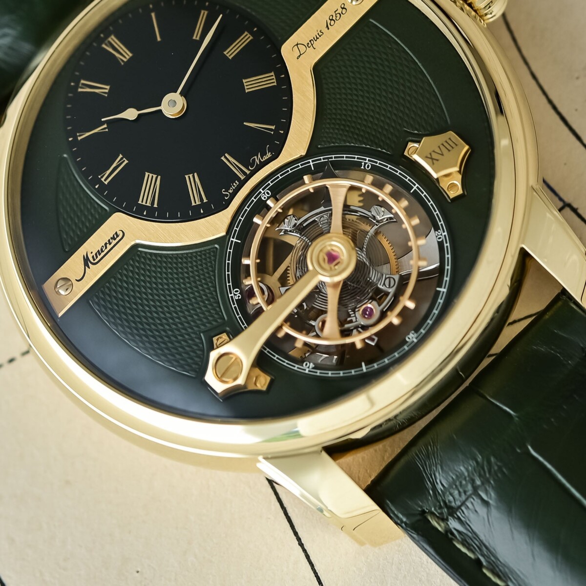 Zifferblatt-Detail der Minerva Exo Tourbillon LE 18 mit Onyx-Anzeige und Exo Tourbillon bei 6 Uhr