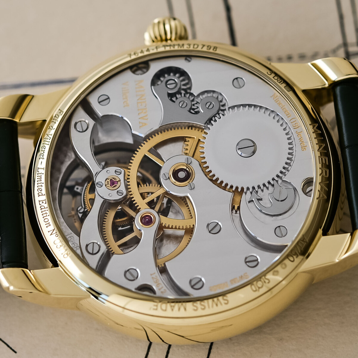Blick durch den Saphirglasboden auf das Handaufzugswerk der Minerva Exo Tourbillon LE 18
