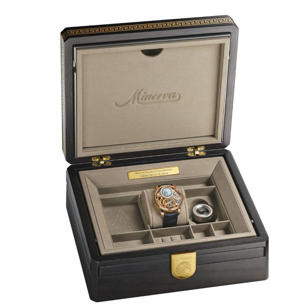 Geöffnete Präsentationsbox aus Nussholz mit der Minerva Exo Tourbillon Skeleton Limited Edition 18
