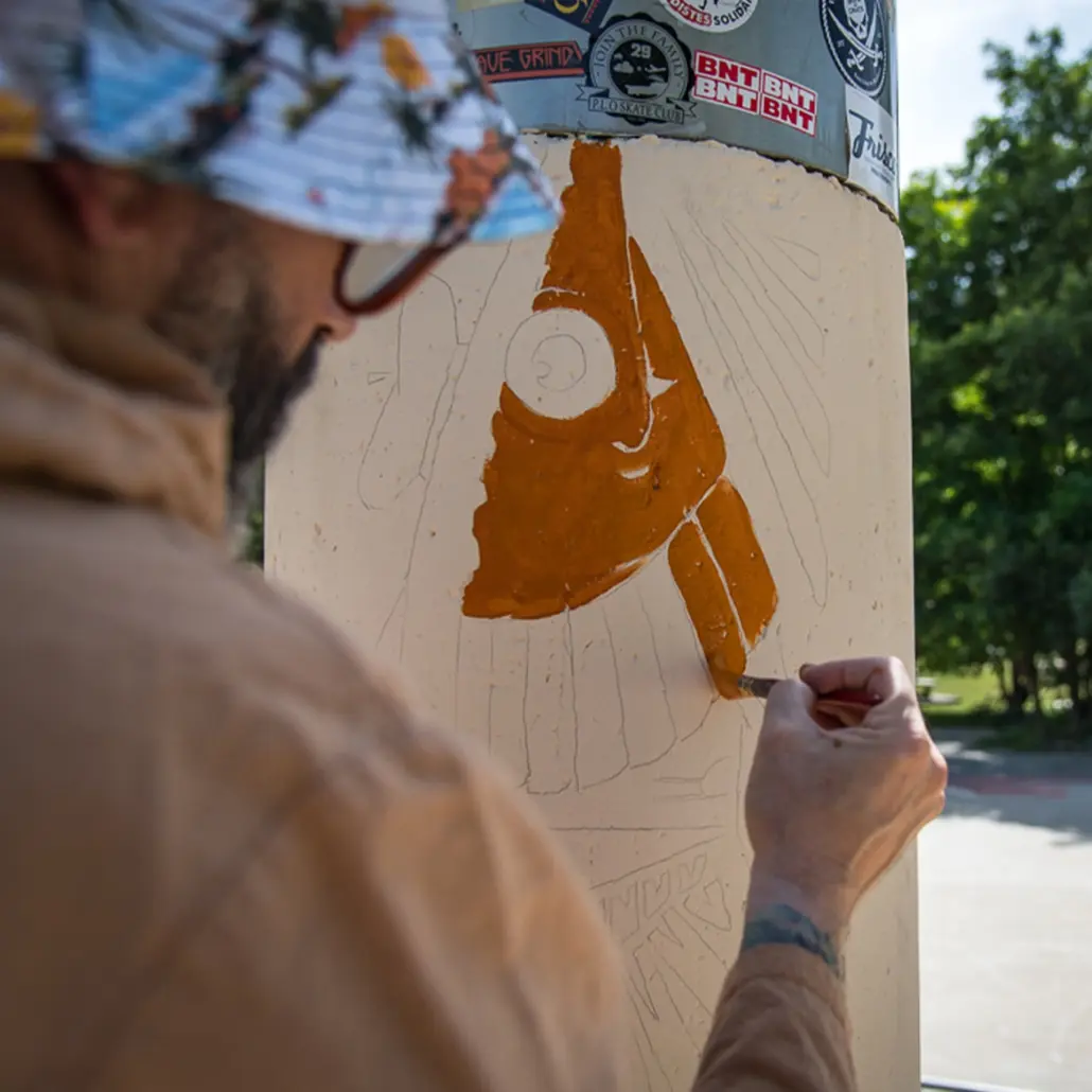 Skater im Versus Skatepark vor dem Opinel Volcano mit Swordfisherman-Motiv von Jeremy Fish