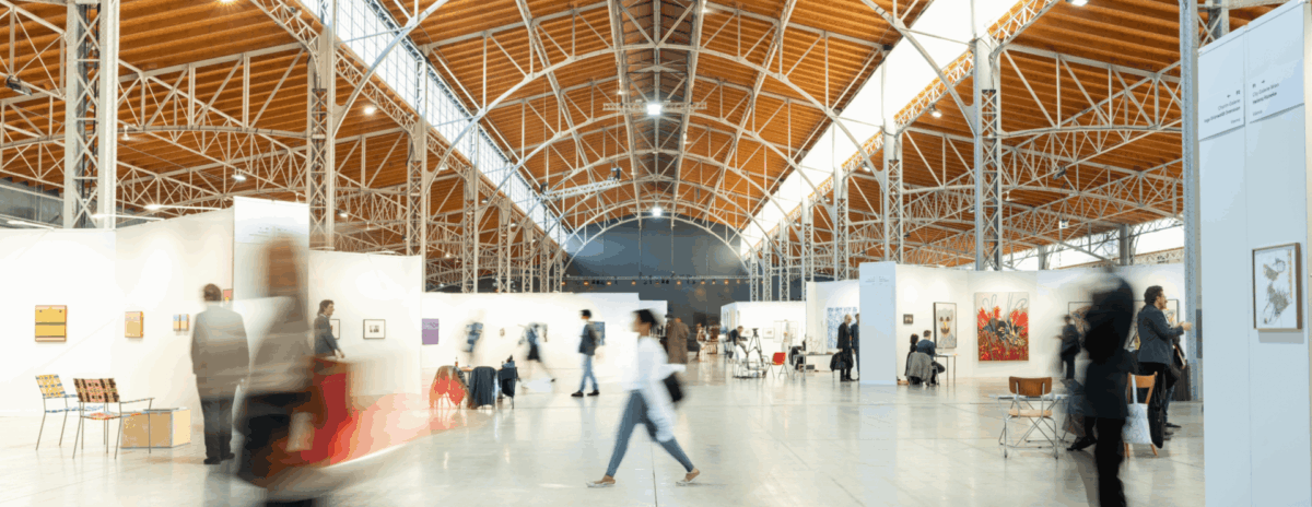 SPARK Art Vienna: Besucher in der MARX HALLE zwischen den Galerieständen