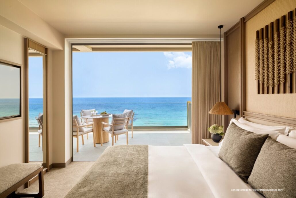 Helles Schlafzimmer mit Doppelbett und Balkon mit Blick auf das Meer
