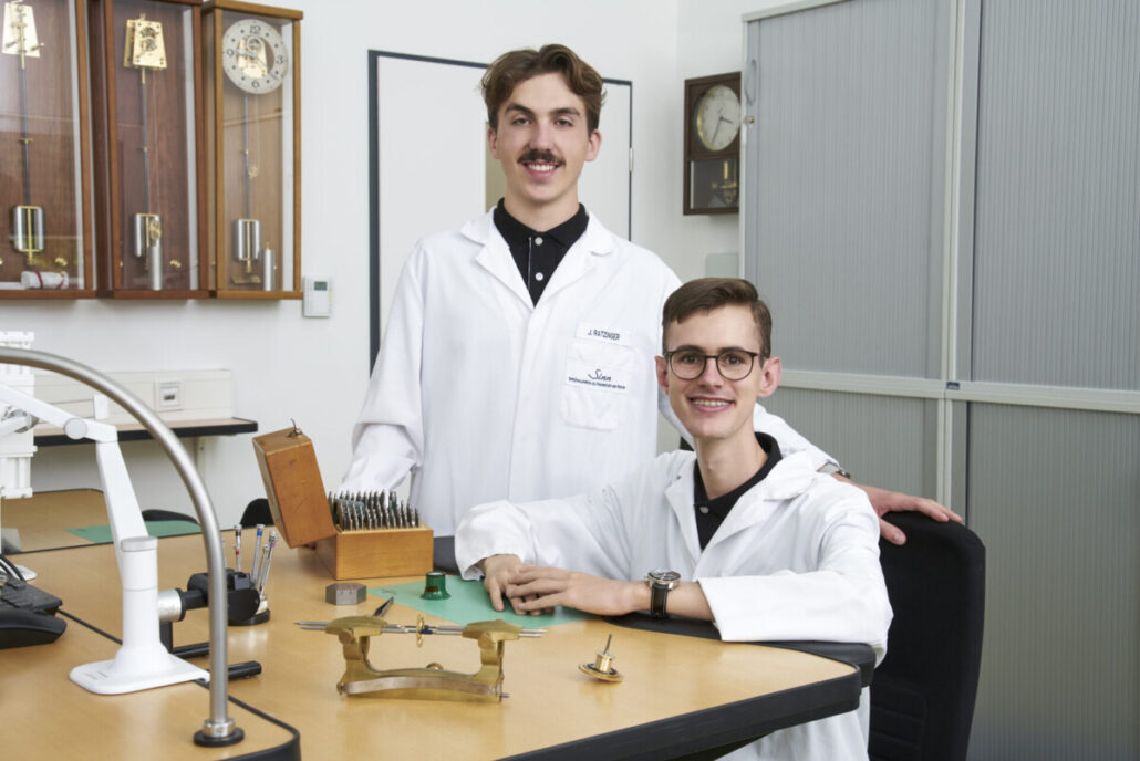 Auszubildende im zweiten Lehrjahr bei Sinn Spezialuhren, Uhrmacher-Ausbildung in Frankfurt