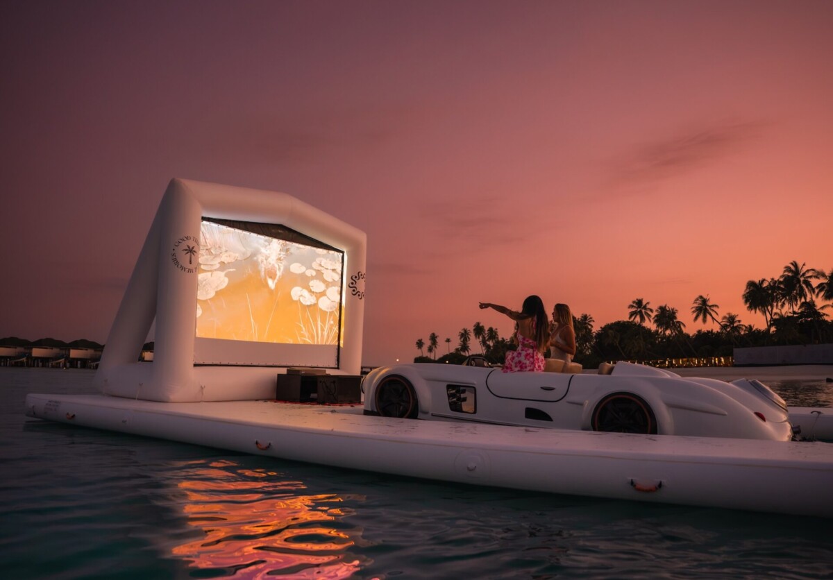 JetCar Cinema im Siyam World Maldives bei Sonnenuntergang mit schwimmender Leinwand