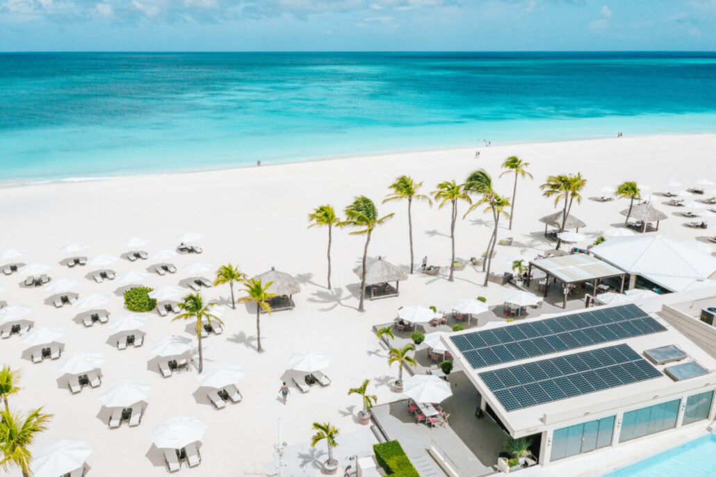 Solaranlage am Strand des Bucuti & Tara Beach Resort auf Aruba