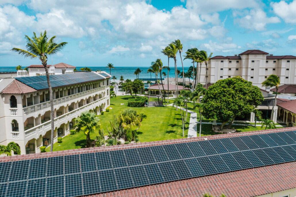 Solarmodule auf den Dächern des Bucuti & Tara Beach Resort