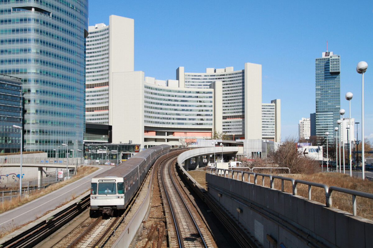 U1-Zug bei der Donaucity in Wien