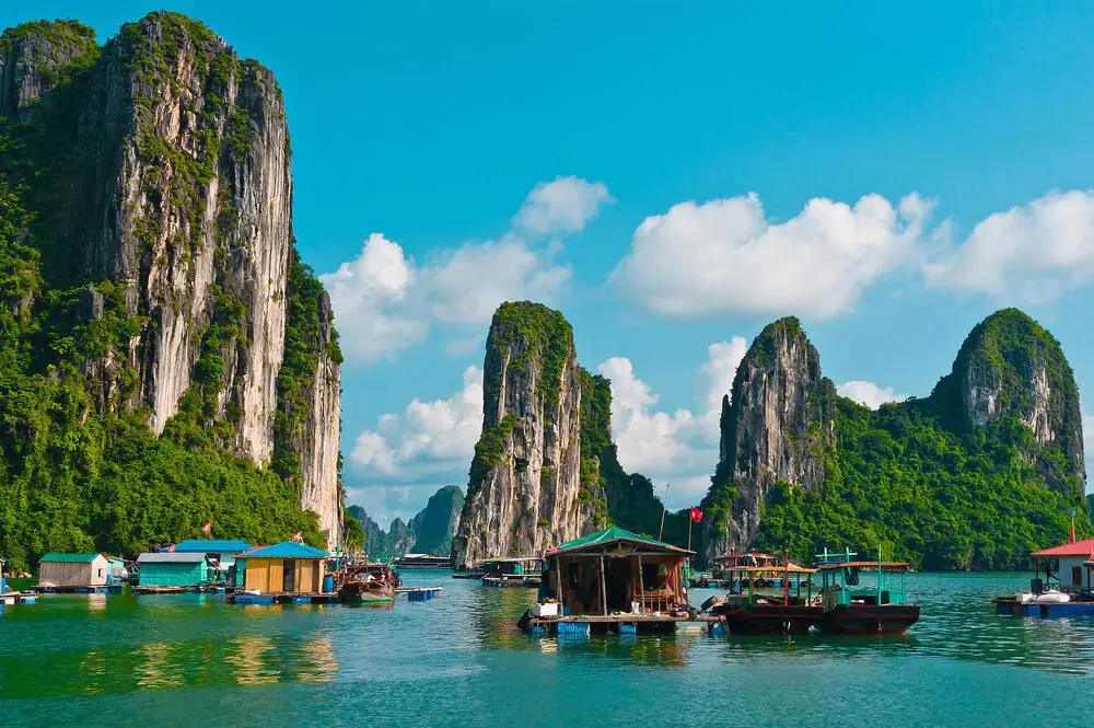 Schwimmendes Dorf in der Halong-Bucht, Station der Wikinger-Singlereise Vietnam