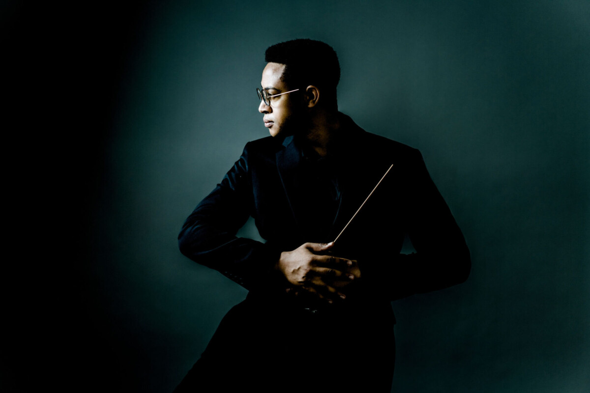 Chefdirigent William Garfield Walker vom Nova Orchester Wien mit Taktstock