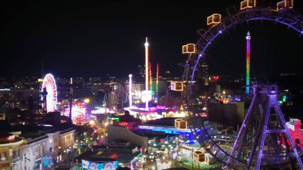 Wiener Riesenrad und beleuchteter Prater bei Nacht im Winter