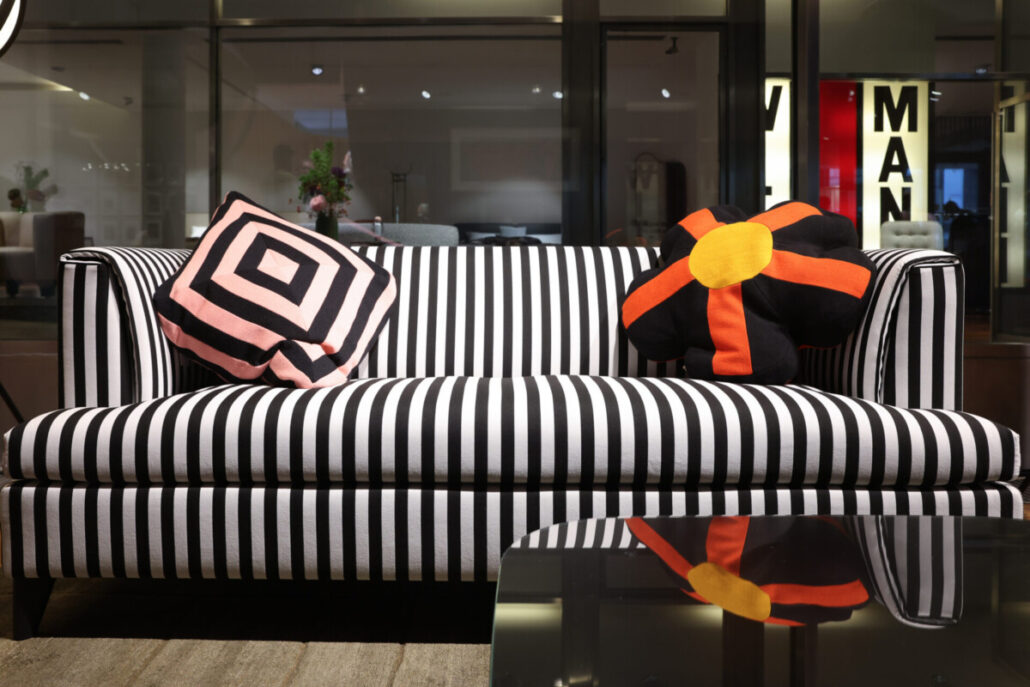 Schwarz-weiß gestreiftes Wittmann Sofa mit grafischen Kissen im Showroom