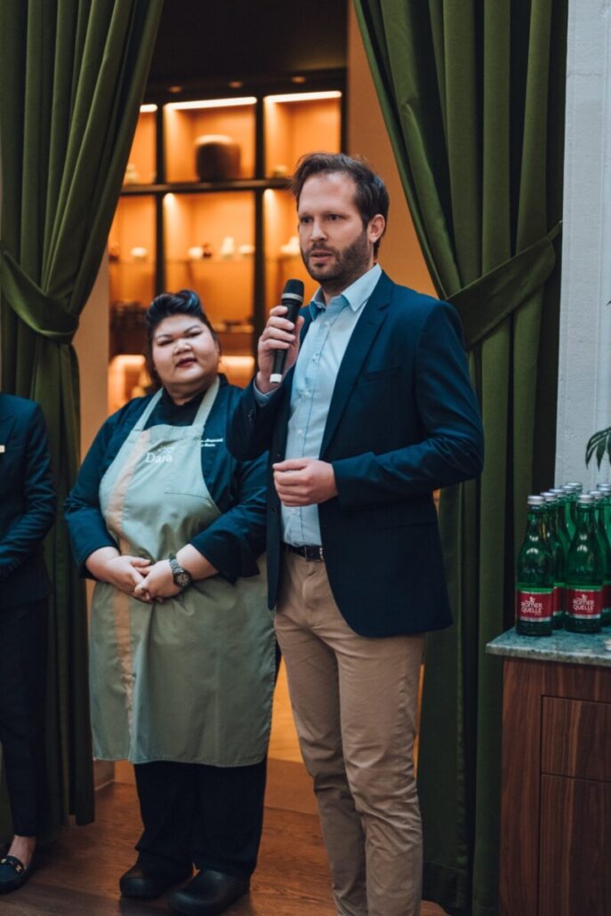 Thomas Linduska spricht mit Mikrofon neben Chef Hongz