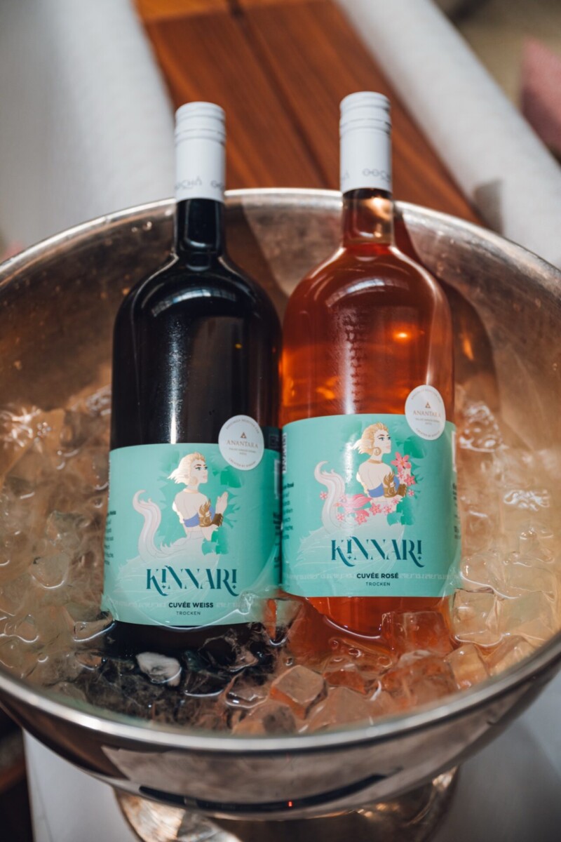 Zwei Flaschen Kinnari-Wein, weiß und rosé, in einem Eiskübel