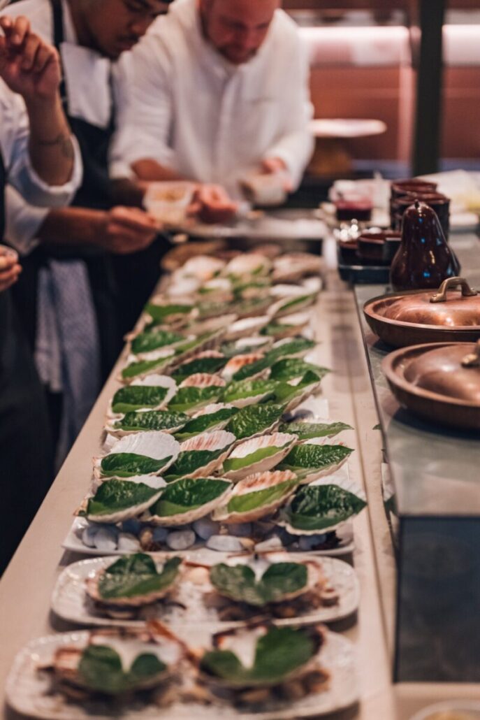 Lange Tafel mit vielen vorbereiteten Miang-Kham-Betelblättern