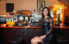 Zeynei die wunderbare Barkeeperin im Amacord